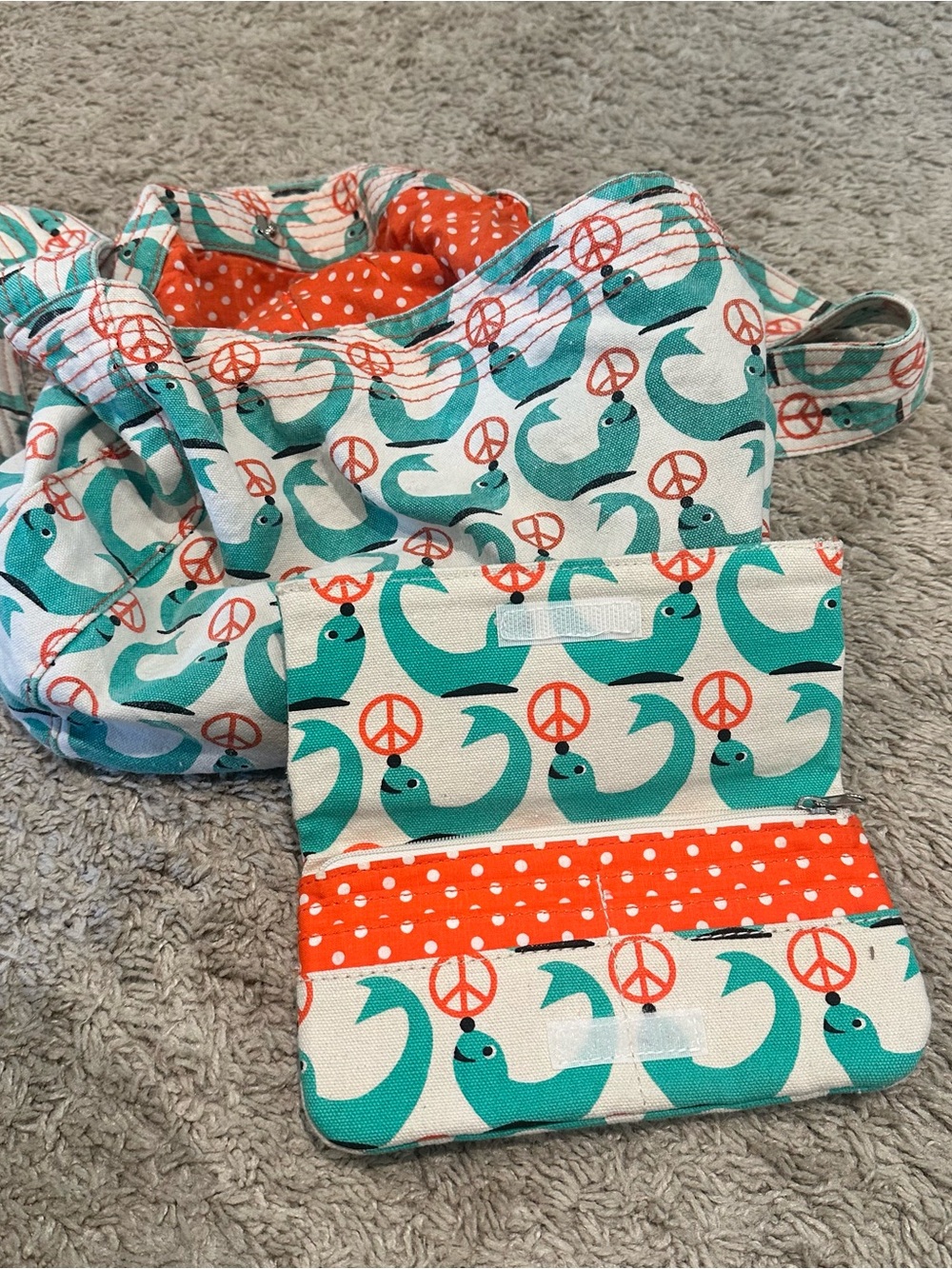bungalow 360 Teal and Orange Seal Print Shoulder Bag w/matching billfold - Picture 4 of 9
